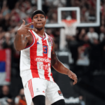 Ajzea Kenan pred potpisom