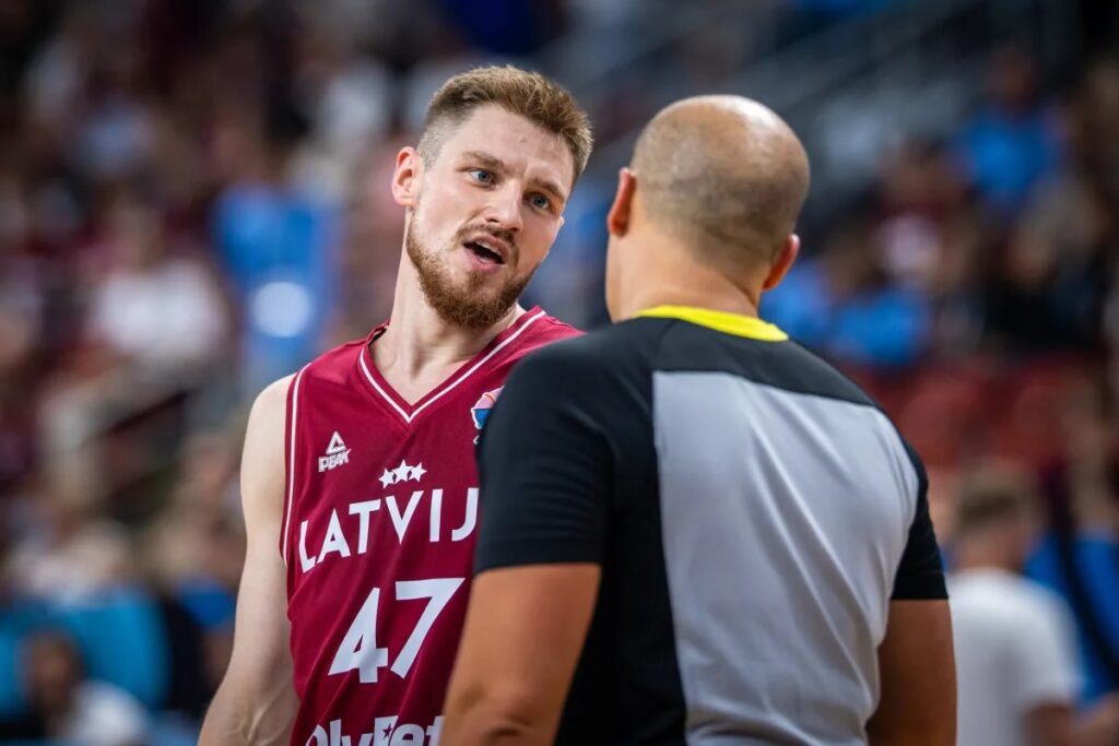 Arturs Kuruc u raspravi sa sudijom - Arturs Kurucs in discussion with referee in game vs Estonia, August 29th, EuroBasket 2025