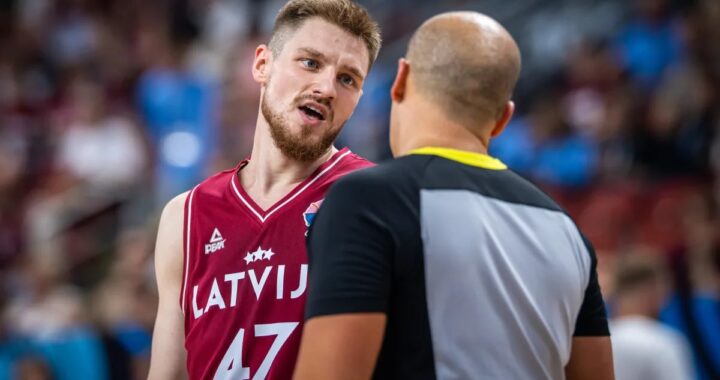 Arturs Kuruc u raspravi sa sudijom - Arturs Kurucs in discussion with referee in game vs Estonia, August 29th, EuroBasket 2025