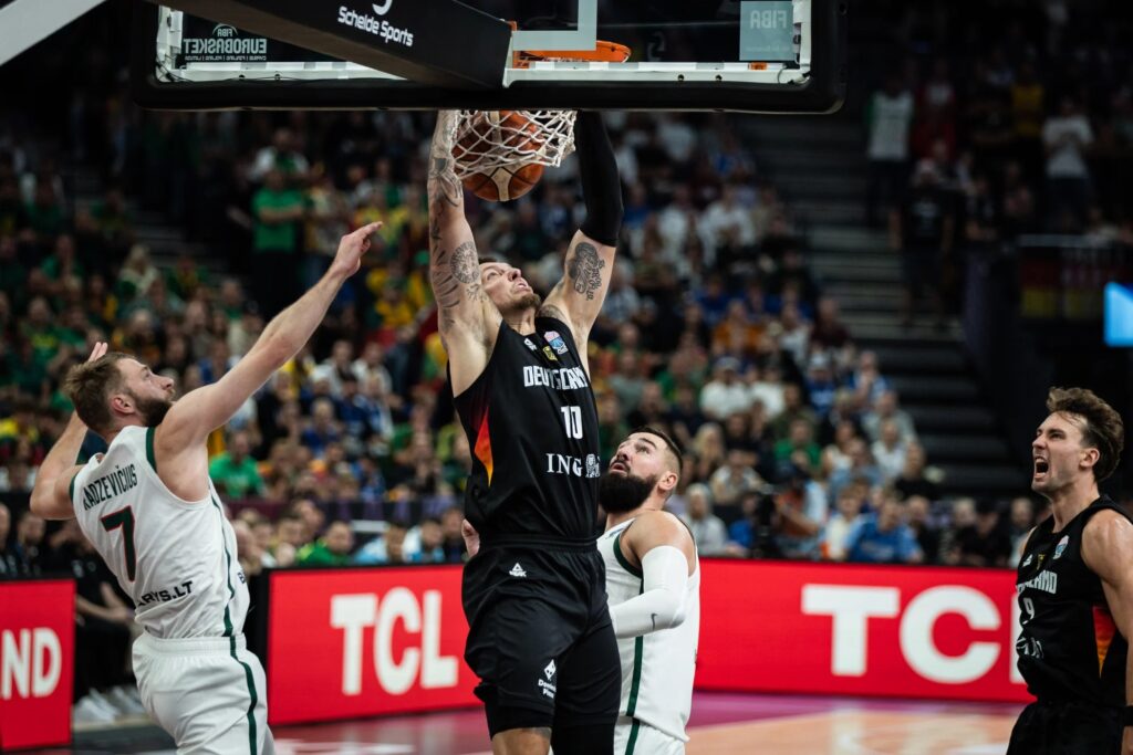 Nemačka protiv Litvanije - Daniel Theis dunking on Jonas Valanciunas, August 30th, EuroBasket 2025