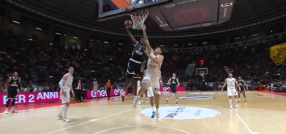 Saliou Niang dunk over Gabriel Deck, September 30th, 2025.