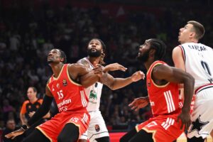 Vlatko Čančar na meču sa ekipom Crvene zvezde - u kadru Devin Buker, Ebuka Izundu, Semi Odželej i Vlatko Čančar