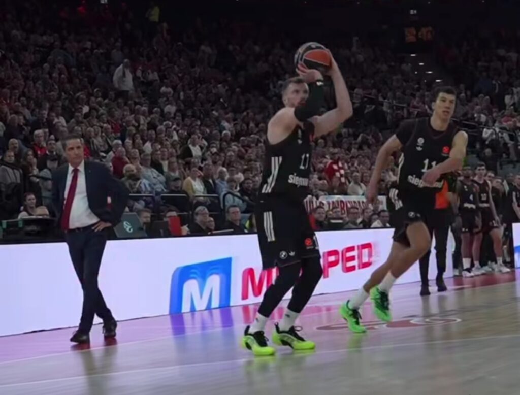 KK Bajern Minhen protiv KK Crvena zvezda - Endi Obst šutira za tri poena, 2.10.2025.