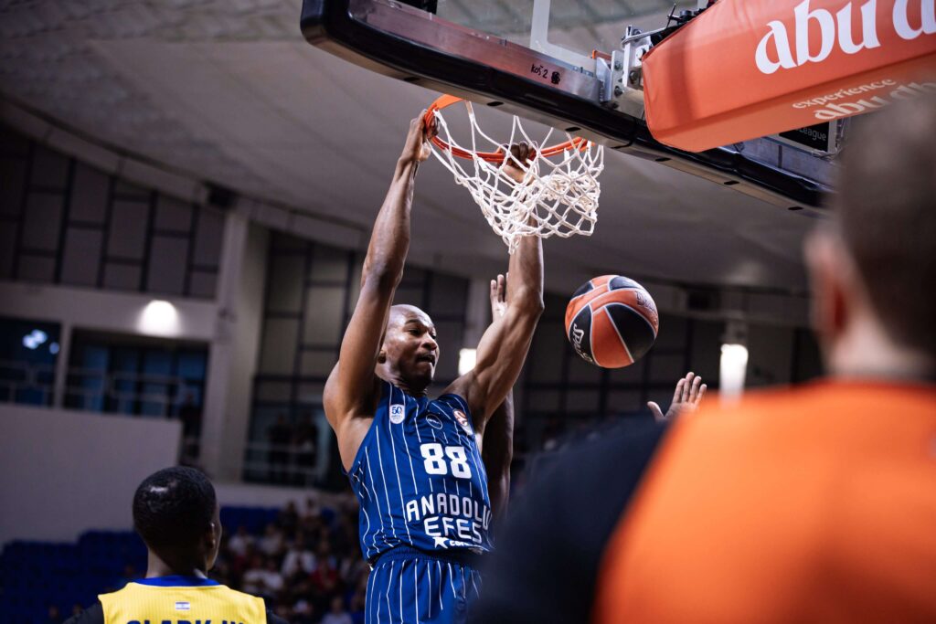 Kai Jones - in Anadolu Efes jersey against Hapoel Tel Aviv in round 1 of Euroleague, season 2025-26