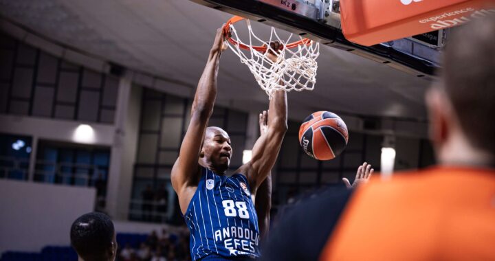 Kai Jones - in Anadolu Efes jersey against Hapoel Tel Aviv in round 1 of Euroleague, season 2025-26