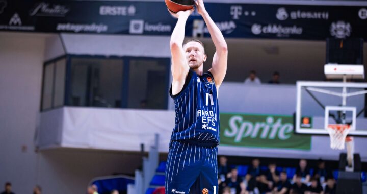 Roland Šmits - in Anadolu Efes jersey against Hapoel Tel Aviv in round 1 of Euroleague, season 2025-26