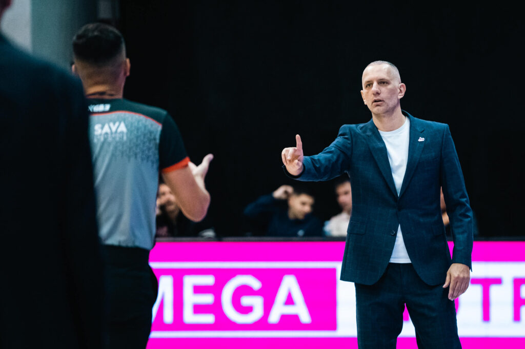 Vule Avdalović, trener Mega Basketa na meču sa ekipom Bosne