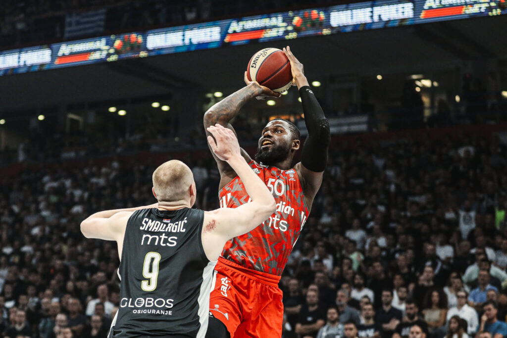 Ben Bentil šutira preko Alena Smailagića, KK Partizan protiv KK Crvena zvezda