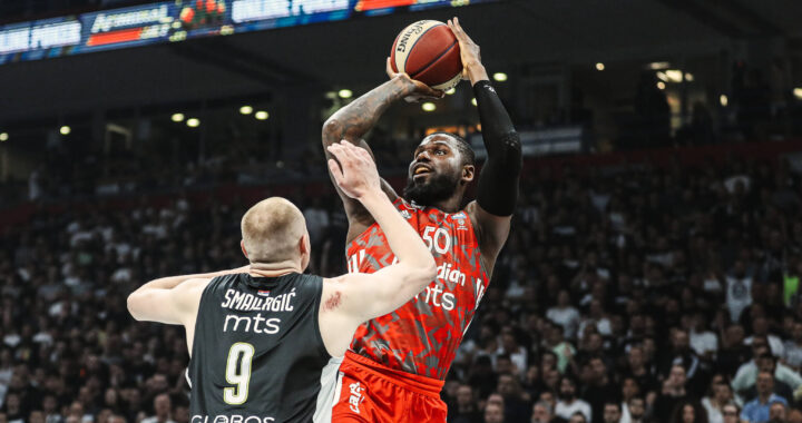 Ben Bentil šutira preko Alena Smailagića, KK Partizan protiv KK Crvena zvezda