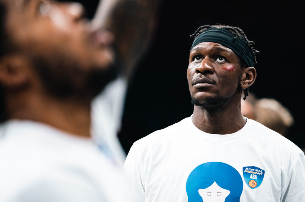 Isak Bonga, košarkaš KK Partizan na zagrevanju pred meč sa ekipom SC Derbija