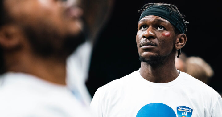 Isak Bonga, košarkaš KK Partizan na zagrevanju pred meč sa ekipom SC Derbija