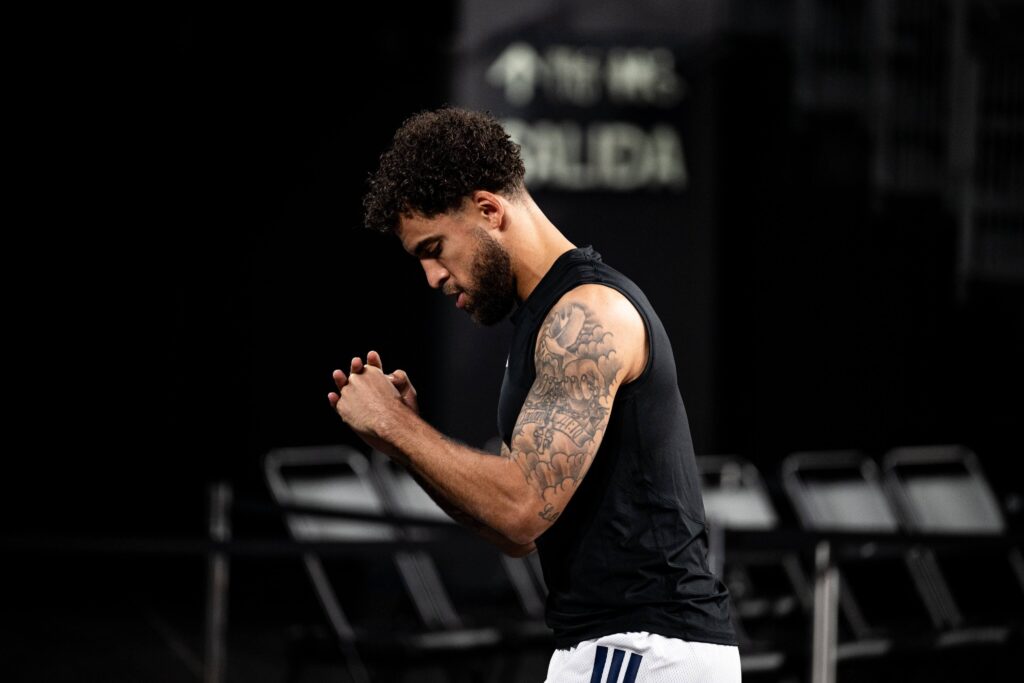 Skoti Vilbekin na zagrevanju pred meč