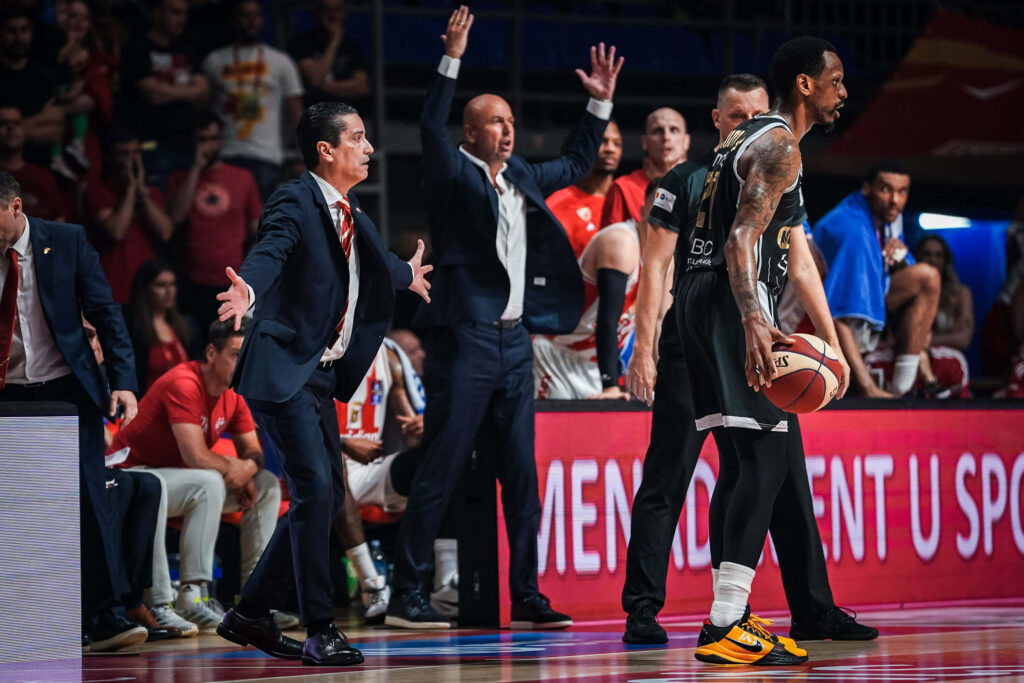 Janis Sferopulos, trener KK Crvena zvezda i Džejms Naneli, košarkaš KK Partizan na drugoj utakmici finala ABA lige u sezoni 2023-24