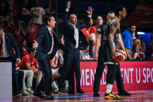 Janis Sferopulos, trener KK Crvena zvezda i Džejms Naneli, košarkaš KK Partizan na drugoj utakmici finala ABA lige u sezoni 2023-24