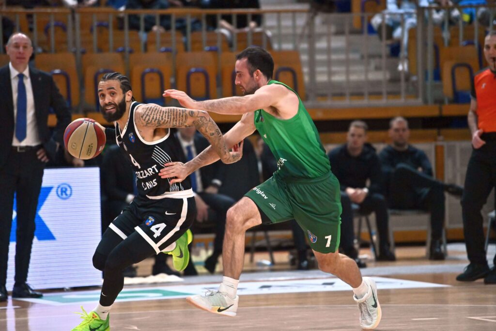 Dvejn Vašington u prodoru ka košu na utakmici sa Krkom, 22.12.2025.