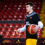 Nenad Dimitrijević pred potpisom